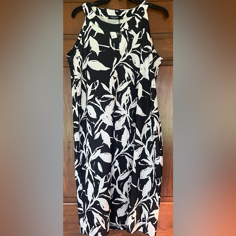 New Small Sleeveless Black and White Floral Dress. Perfect for summer!